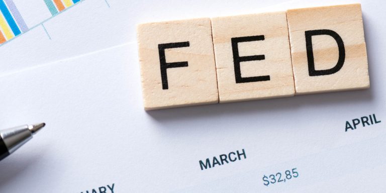 La Fed baisse les taux mais reste prudente