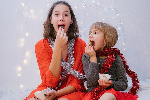 Des enfants avec décoration de Noël